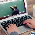 Szkolenia e-learningowe – czy warto zmienić forma tradycyjną szkoleń na online
